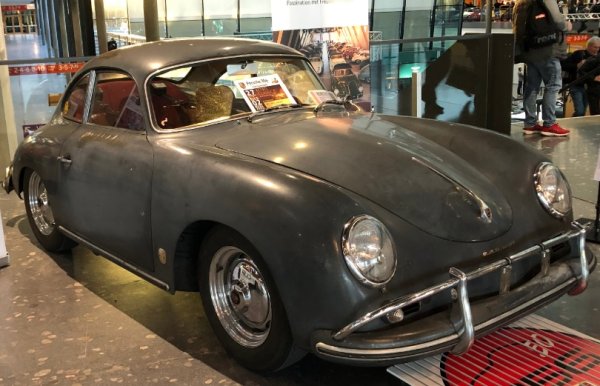 Веднага ви се иска да скочите в тази кола за голямо пътуване. Porsche 356 Club Germany изложи вносната от САЩ машина - с все още с характерните брони и изцяло червените задни светлини с вид на бадеми. Не е толкова ръждясал като червения 911. Отвътре има състезателни седалки тип кофа, покрити с червена кадифе.
